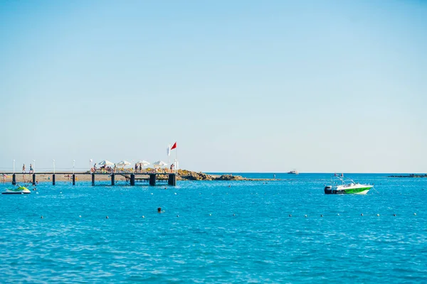 Muelle Playa Ocurcalar Turquía Agua Azul Brillante Claro Con Lanchas —  Fotos de Stock