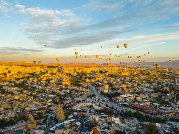 Vista Aérea Colorido Paisaje Urbano Capadocia Turquía Con Globos Aire —  Fotos de Stock