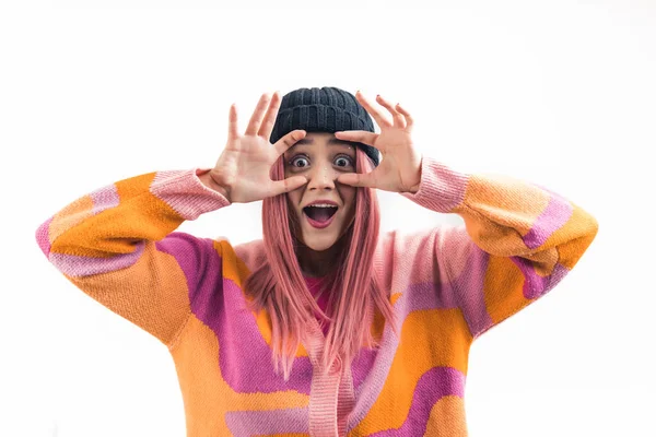 Νεαρή Καυκάσια Κοπέλα Ροζ Μαλλιά Χειμωνιάτικα Ρούχα Εκφράζει Έκπληξη Διευρύνοντας — Φωτογραφία Αρχείου