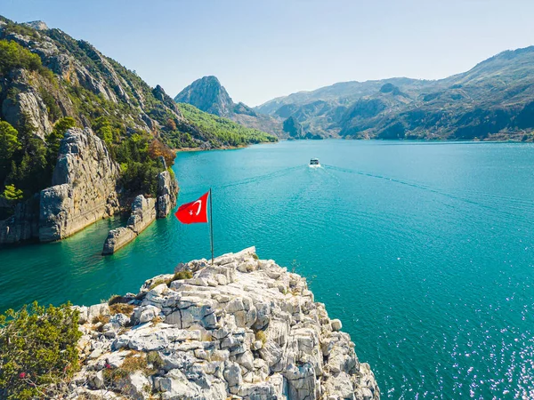 Λίμνη Ουμαπινάρ Τουρκία Επανδρωμένη Βολή Μια Βουνίσια Λίμνη Σμαραγδένια Δεξαμενή — Φωτογραφία Αρχείου