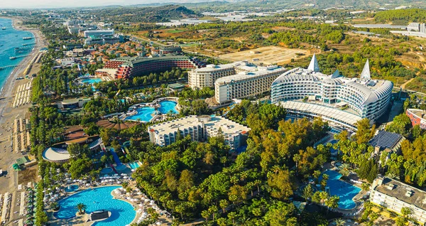 土耳其Okurcalar附近的豪华酒店 游泳池和棕榈树的风景无人机拍摄 高质量的照片 — 图库照片