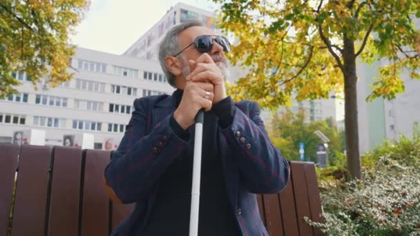 Kaukasischer Blinder Mann Mittleren Alters Mit Grauen Haaren Und Bart — Stockvideo