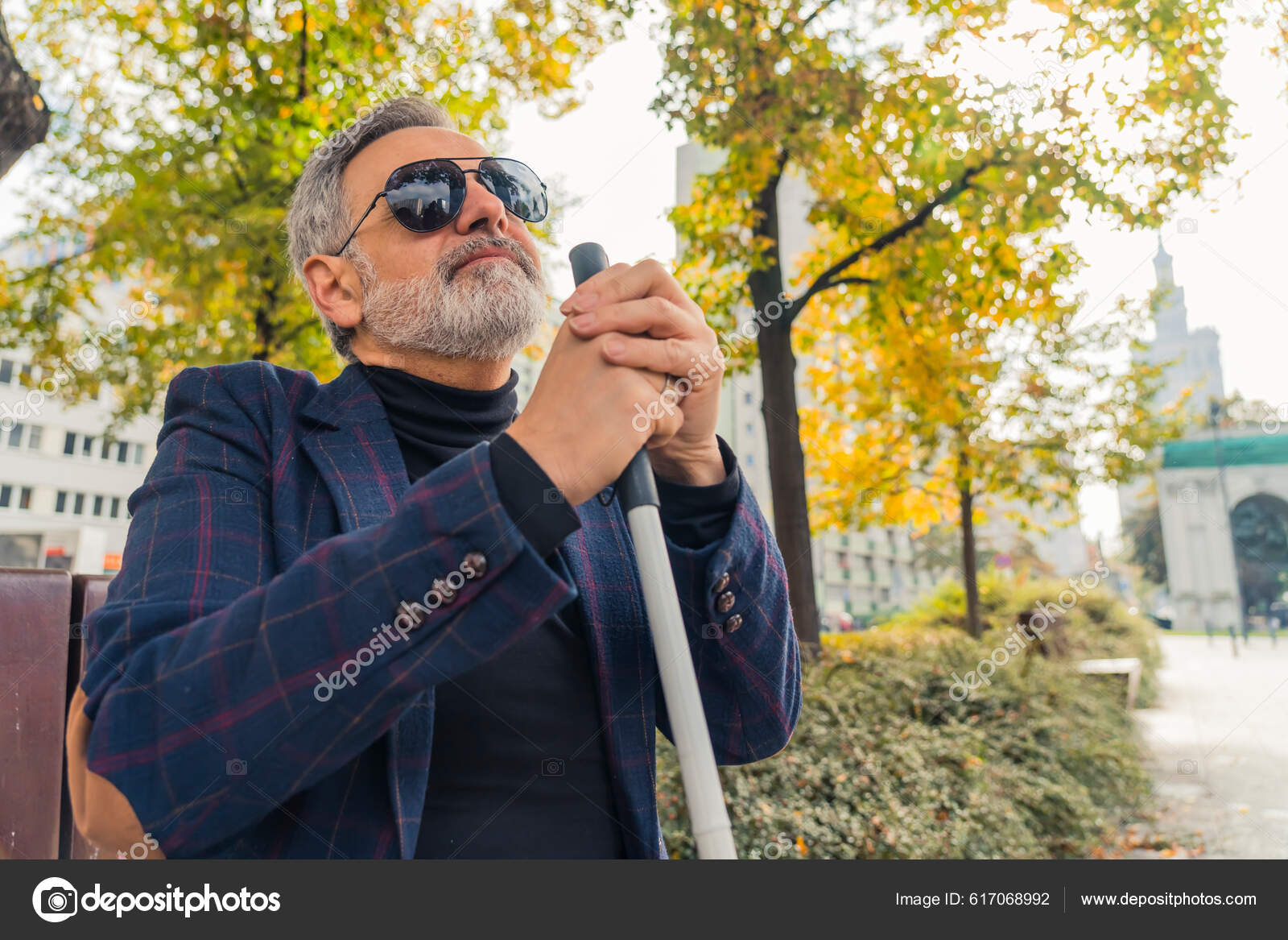 Elegant Blind Skäggig Gråhårig Mogen Man Med Mörka Solglasögon Att —  Stockfotografi © PoppyPix #617068992