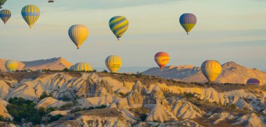 Yaz macerası. Kapadokya, Türkiye 'de. Panoramik dron perspektifi birçok renkli balon antik mağaralar ve kaya oluşumları üzerinde uçan. Batı Asya 'ya seyahat. Yüksek kalite fotoğraf