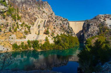 Türk Oympinar Barajı. Doğal çevreye insan müdahalesi. Manavgat nehrinin üzerine enerji için beton baraj inşa edildi. Hava çok güzel. Yüksek kalite fotoğraf