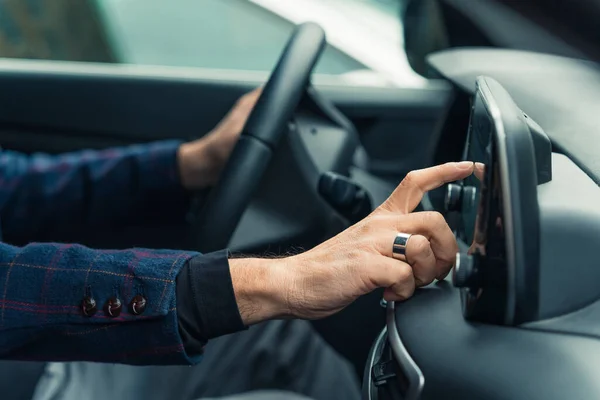 Чоловік Рухається Кермо Сучасного Автомобіля Чоловік Тримає Палець Високотехнологічному Сенсорному — стокове фото