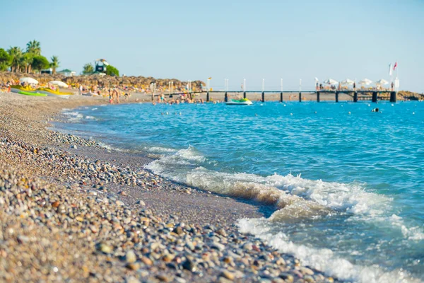 在海滩上放松一下 土耳其Okurcalar镇典型的夏季旅游度假 便宜的暑假旅游目的地 卵石滩和绿松石水 高质量的照片 — 图库照片