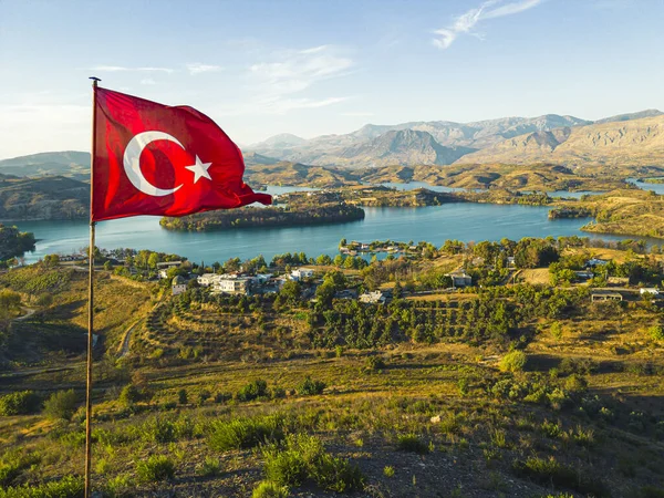 手前の赤いトルコ国旗 背景にマナバットの美しい緑の湖 トルコでの余暇活動 西アジアへの旅行 高品質の写真 — ストック写真