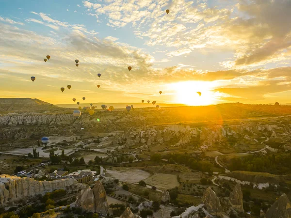 Ballonfahren Atemberaubender Sonnenaufgang Über Der Stadt Kappadokien Erleuchteter Türkischer Himmel — Stockfoto