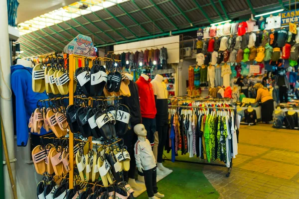 2022 Manavgat Turcja Bazar Różne Kolorowe Japonki Pierwszym Planie Liczne — Zdjęcie stockowe