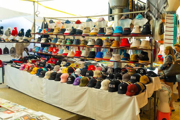 2022 Manavgat Turquia Bazar Chapéus Balde Coloridos Chapéus Beisebol Esperando — Fotografia de Stock