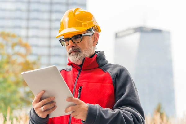 Caucasian Bearded Grey Haired Professional Construction Worker Uniform Wearing Bright — Stock Photo, Image