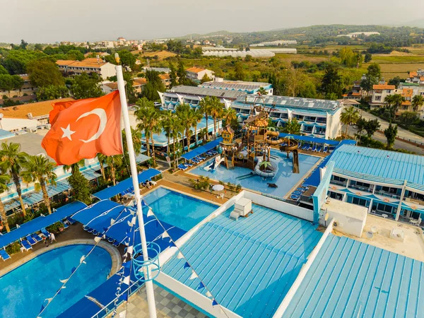 2022年11月10日 土耳其Cenger 土耳其Cenger镇鸟瞰全景 许多属于Otium旅馆的室外游泳池 醒目的红色土耳其国旗在前景中 高质量的照片 — 图库照片