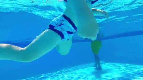 Podwodna Perspektywa Pływania Hotelowym Basenie Młode Kaukaskie Dziecko Pływające Powietrznymi — Wideo stockowe