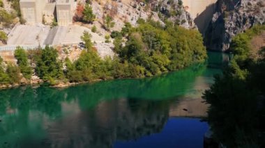 Alışılmadık yaz tatilleri. Türkiye 'deki Manavgat nehrinin üzerine beton Oympinar Barajı inşa edildi. Güzel hava, açık mavi gökyüzü. Yüksek kalite 4k görüntü