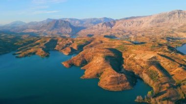 Manavgat Baraji 'nin muhteşem Türk dağları pelerininin panoramik drone görüntüsü. Yaz tatilinde gidilecek yerler. Sabah güneşi. Yüksek kalite 4k görüntü