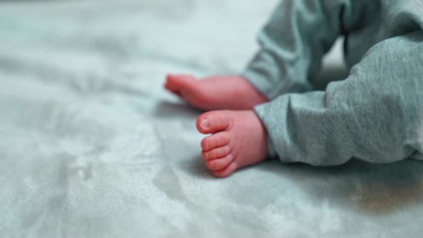 穿着灰色运动裤的高加索婴儿的可爱的脚和脚趾的室内特写镜头 儿童的小睡和睡眠习惯 高质量的4K镜头 — 图库视频影像