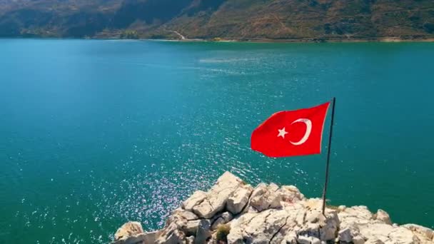 Vivid Bandera Roja Turca Zona Costera Rocosa Del Lago Oymapinar — Vídeo de stock