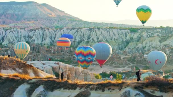 Abundância Balões Coloridos Quente Estampados Voando Sobre Paisagem Bonita Incomum — Vídeo de Stock