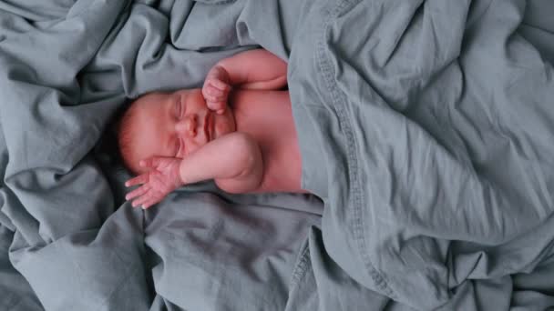 Bebê Caucasiano Extremamente Sonolento Deitado Coberto Com Edredão Cinza Macio — Vídeo de Stock