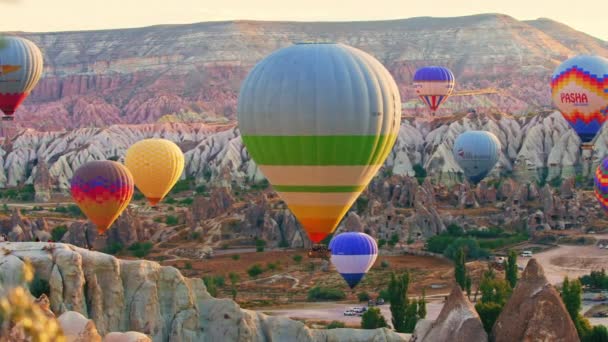 Aventura Verão Capadócia Turquia Panorâmica Perspectiva Drone Muitos Balões Coloridos — Vídeo de Stock