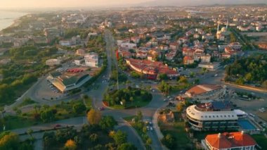 Türkiye 'nin güney Akdeniz kıyısında güzel bir şehir. İnsansız hava aracı perspektifinden bakıldığında tarih aşıkları için mükemmel bir yer. Sabah güneşi. Yüksek kalite 4k görüntü