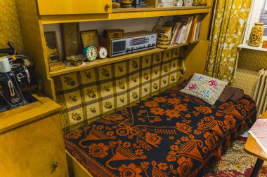 PRL 'in zaman aralığında eski moda ev dekorasyonu Polonya Halk Cumhuriyeti. Polonya evlerinde moda ve mimarlık. Yüksek kalite fotoğraf