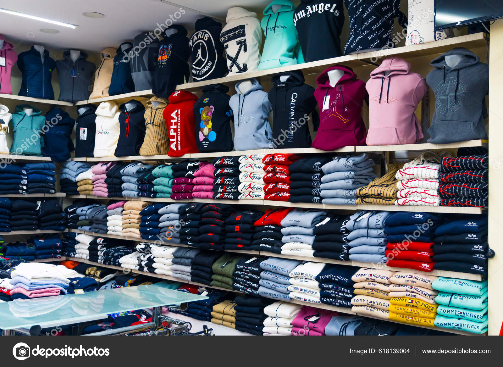 2022 Manavgat Τουρκία Bazaar Καλά Οργανωμένα Ψεύτικα Ρούχα Σχεδιαστών  Βρέθηκαν – Εκδοτική Εικόνα Αρχείου © PoppyPix #618139004