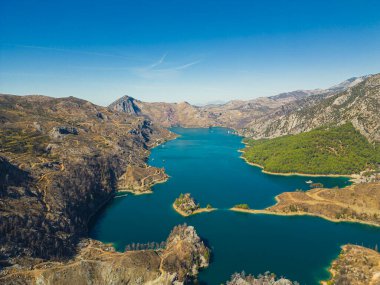 Türk Oymapinar Gölü 'nün doğal güzelliği kuş bakışı perspektiften görülüyor. Temiz, turkuaz su, parlak mavi gökyüzü. Doğa aşıkları için mükemmel bir yer. Yüksek kalite fotoğraf