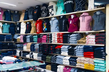 10.11.2022 Manavgat, Türkiye - Pazar. Türk pazarında iyi organize edilmiş sahte tasarımcı kıyafetleri bulundu. Kapüşonlu ve çeşitli renklerde kapalı bir kabin. Yüksek kalite fotoğraf