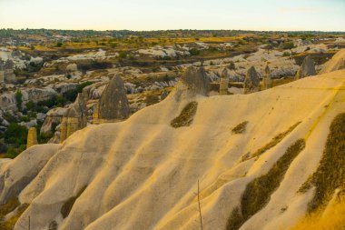 Kapadokya 'daki antik Türk evleri. Mağaraları oymak için yumuşak kumtaşı. Açık havada panoramik çekim. Kapadokya ünlü turistik mekan olarak bilinir. Yüksek kalite fotoğraf