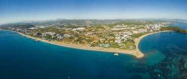 Türkiye 'nin Okurcalar kentinin güzel panoramik manzarası ve deniz kıyısı. Güzel havadan, kumlu sahilden ve turkuaz denizden hoşlanan insanlar için mükemmel bir tatil yeri. Yüksek kalite fotoğraf