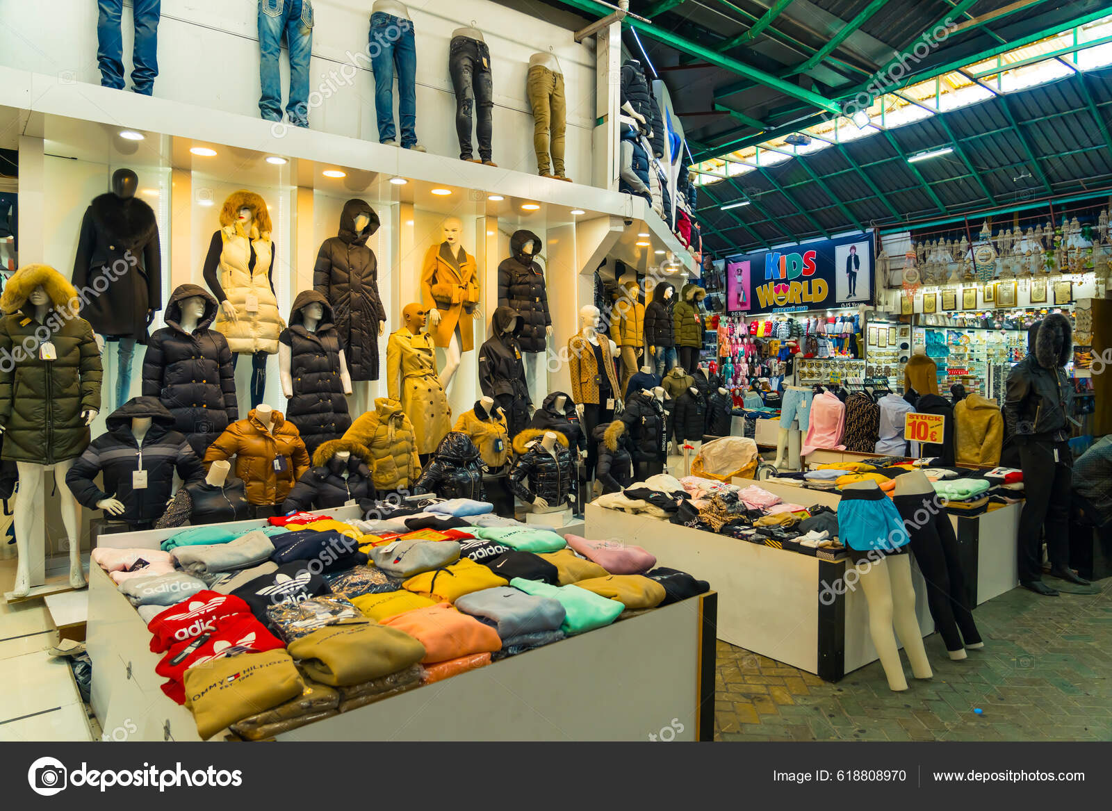 2022 Manavgat Turquia Bazar Manequins Roupas Que Apresentam Várias Peças —  Fotografia de Stock Editorial © PoppyPix #618808970