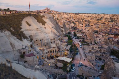 Türkiye 'nin Kapadokya kasabasında güneş doğuyor. Mağaralar, uçurum duvarlarında bulunan antik yerleşim yerleri. Göz kamaştırıcı ve alışılmadık bir manzara. Yüksek kalite fotoğraf