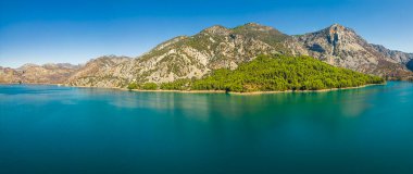 Oymapinar barajının arkasındaki zümrüt su deposu. Manavgat bölgesindeki Yeşil Kanyon, Türkiye. Mavi geniş bir göl ve muhteşem dağların panoramik görüntüsü. Yüksek kalite fotoğraf