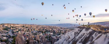 Türkiye 'de Kapadokya' nın panoramik insansız hava aracı perspektifi gökyüzü renkli sayısız hava balonlarıyla kaplı. Türk kasabası ve turistik merkezler. Yüksek kalite fotoğraf