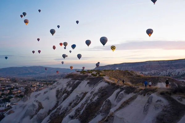 Atemberaubender Sonnenuntergang Aus Der Vogelperspektive Mit Zahlreichen Bunten Heißluftballons Die — Stockfoto