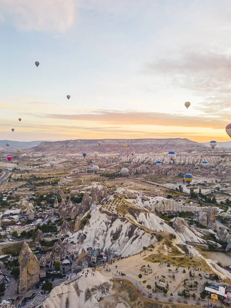 Spectaculaire Drone Uitzicht Hete Lucht Ballonnen Vliegen Ondergrondse Stad Fee — Stockfoto
