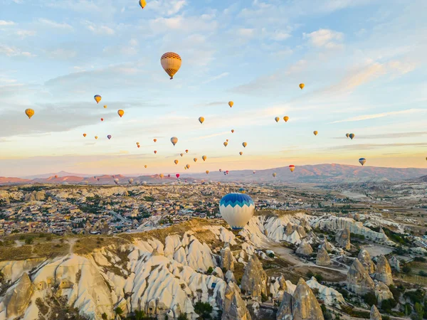 Atemberaubende Drohnenaufnahmen Von Hunderten Von Heißluftballons Die Während Des Sonnenaufgangs — Stockfoto