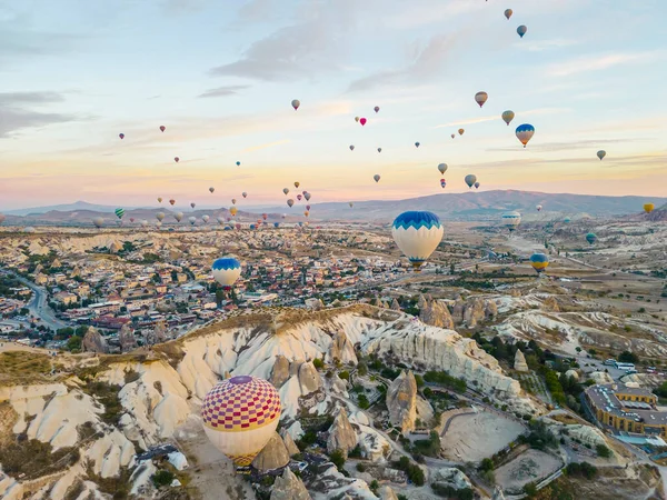 Spektakuläre Drohnen Ansicht Von Heißluftballons Fahrt Über Die Türkei Ikonischen — Stockfoto
