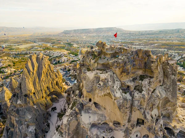 俯瞰土耳其中部安纳托利亚地区Goreme Cappadocia周围火山凝灰岩形成的全景无人驾驶飞机图像 其中一个悬崖上挂着土耳其国旗 高质量的照片 — 图库照片