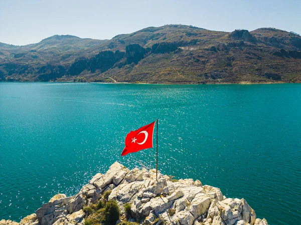 Яркий Красный Турецкий Флаг Скалистой Береговой Зоне Бирюзового Озера Оймапинар — стоковое фото