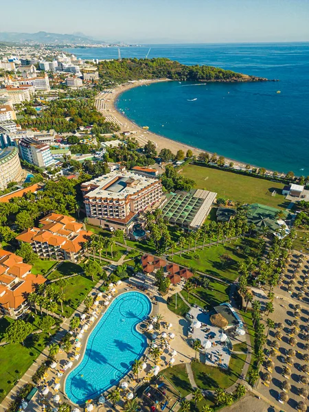 一个美丽的全景无人驾驶飞机顶部的奥库卡拉 在土耳其的阿拉亚地区 这座城市的度假胜地有酒店 游泳池 花园和地中海沿岸的沙滩 — 图库照片