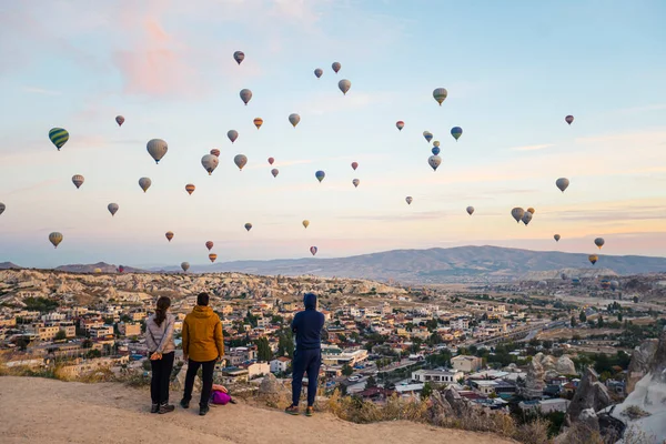 2022 Cappadocië Turkije Goedemorgen Hemel Drie Toeristen Genieten Van Een — Stockfoto