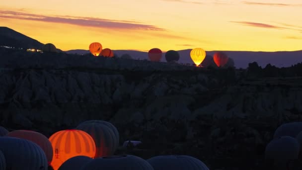 Muhteşem Performansın Videosu Türkiye Kapadokya Üzerinde Düzinelerce Sıcak Hava Balonu — Stok video