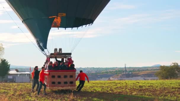 2022 Cappadocia Turecko Detailní Pohled Horkovzdušný Balón Plný Lidí Čekajících — Stock video