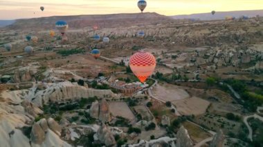 Türkiye 'nin muhteşem Kapadokya üzerinde uçan renkli hava balonlarının kuş bakışı muhteşem manzarası. Yüksek kalite 4k görüntü