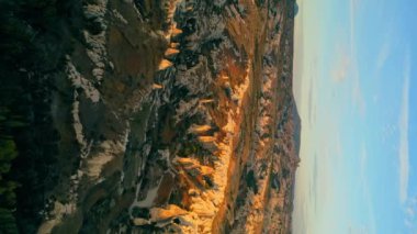 Kapadokya 'da gün ışığında kayaların ve vadilerin dikey videosu. Yüksek kalite 4k görüntü