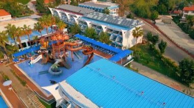 Lüks otelin açık mavi renkli yüksek açılı manzarası, Okurcalar, Türkiye. Yüksek kalite 4k görüntü