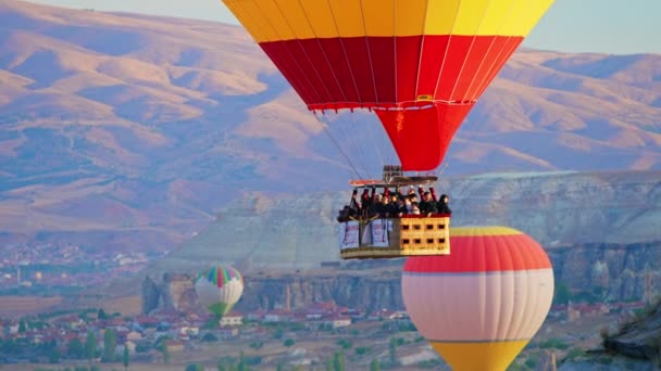 2022 Cappadocia Turecko Lidé Horkovzdušném Balónu Užívají Panenský Výhled Cappadocii — Stock video